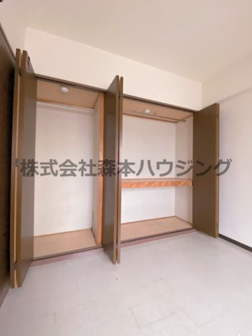 【収納】 | 　コスモスハイツ | ※同タイプ別室の写真を使用しています。
　設備内容や色調など相違がある場合は実際のお部屋の現状優先となります。