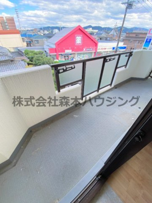 【バルコニー】 | 　コスモスハイツ | 広々としたバルコニーです
※実際のお部屋の写真となります。