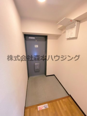 【玄関】 | 　コスモスハイツ | ※同タイプ別室の写真を使用しています。
　設備内容や色調など相違がある場合は実際のお部屋の現状優先となります。