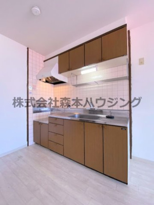 【キッチン】 | 　コスモスハイツ | ※同タイプ別室の写真を使用しています。
　設備内容や色調など相違がある場合は実際のお部屋の現状優先となります。