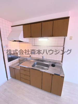【キッチン】 | 　コスモスハイツ | ※同タイプ別室の写真を使用しています。
　設備内容や色調など相違がある場合は実際のお部屋の現状優先となります。