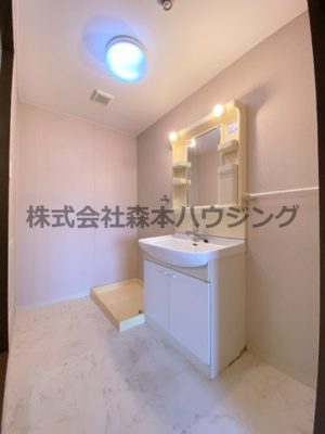 【洗面所】 | 　コスモスハイツ | ※同タイプ別室の写真を使用しています。
　設備内容や色調など相違がある場合は実際のお部屋の現状優先となります。