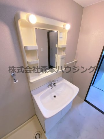 【独立洗面台】 | 　コスモスハイツ | ※同タイプ別室の写真を使用しています。
　設備内容や色調など相違がある場合は実際のお部屋の現状優先となります。