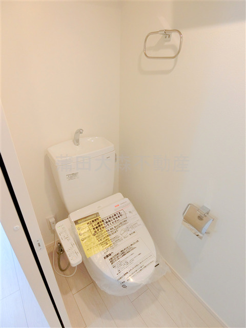 THE ROOM'S ザルームス大森町駅前のトイレ|上部棚と温水洗浄便座付きのトイレ