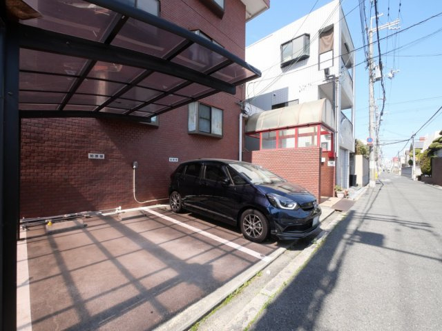 トリプルステーション菱屋西の駐車場