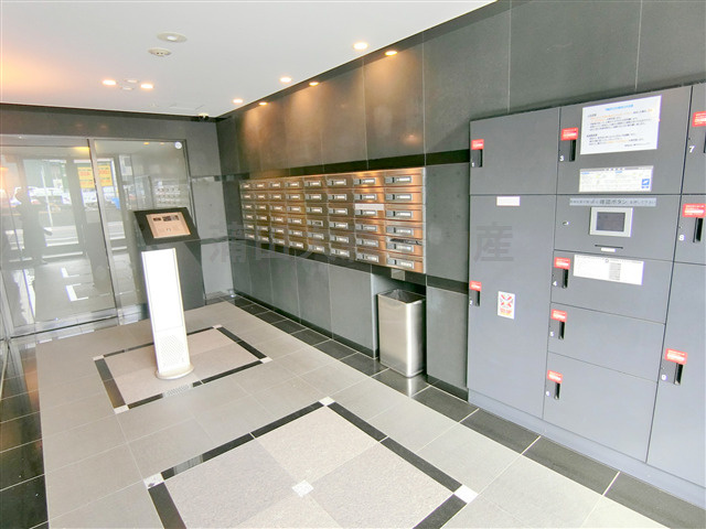 ルーブル鵜の木参番館のエントランス|防犯カメラTVモニター付オートロック宅配BOXのあるエントランス