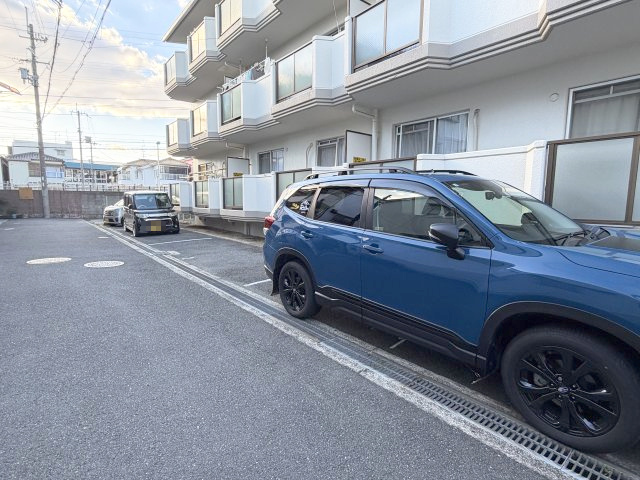 レオパレス香里の駐車場
