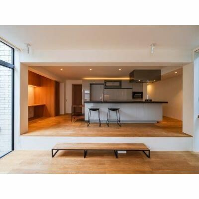 平町の家　光差すリビングルーム、屋上テラスとガレージ付き邸宅の居間・リビング|使いやすい居間です