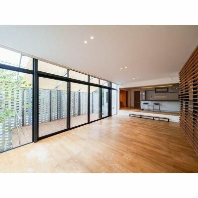 平町の家　光差すリビングルーム、屋上テラスとガレージ付き邸宅の居間・リビング|ゆったりとした居間です