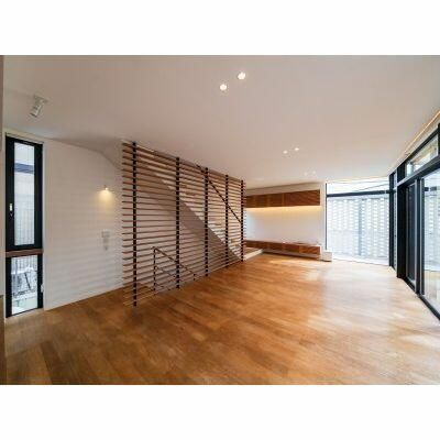 平町の家　光差すリビングルーム、屋上テラスとガレージ付き邸宅の居間・リビング|ゆったりとした居間です