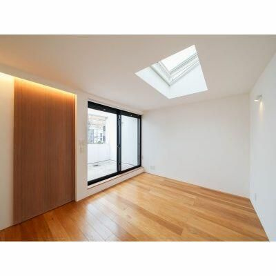 平町の家　光差すリビングルーム、屋上テラスとガレージ付き邸宅の洋室|明るい洋室です