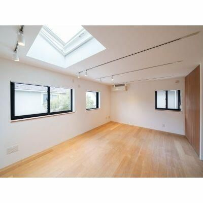 平町の家　光差すリビングルーム、屋上テラスとガレージ付き邸宅の洋室|広々とした洋室です