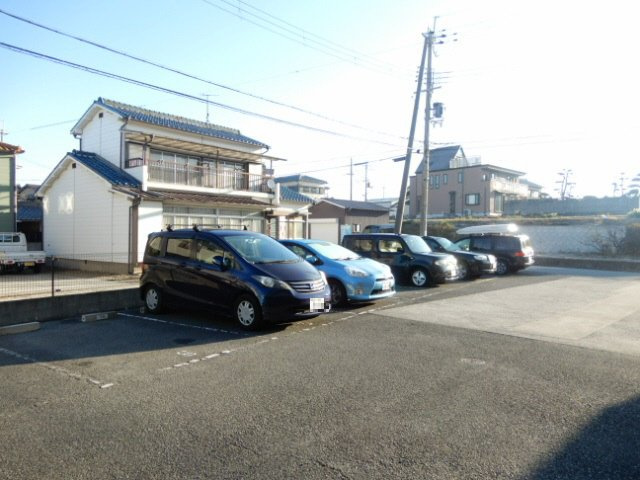 カーサプレミールの駐車場