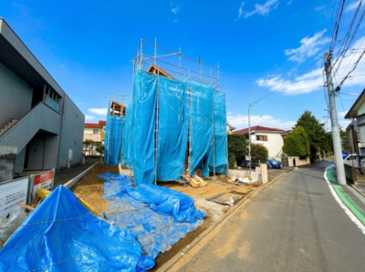 【外観】 | 【仲介手数料３３０万円が無料！！】■狛江駅５分■省エネ性能ラベル（ＺＥＨ水準）■３０年保証 | 諸費用３３０万円ＯＦＦ！
決算キャンペーン中！
家計応援サービスの限界に挑戦中！
■狛江駅５分
■リビング吹抜け（１号棟）
■車２台（２号棟） 
■ＺＥＨ水準
■床暖房あり
■省エネ性能ラベル