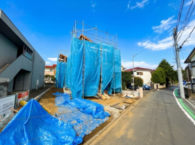 【外観】 | 【仲介手数料３３０万円が無料！！】■狛江駅５分■省エネ性能ラベル（ＺＥＨ水準）■３０年保証 | 諸費用３３０万円ＯＦＦ！
決算キャンペーン中！
家計応援サービスの限界に挑戦中！
■狛江駅５分
■リビング吹抜け（１号棟）
■車２台（２号棟） 
■ＺＥＨ水準
■床暖房あり
■省エネ性能ラベル