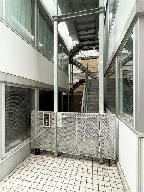 Ｍｏｎ－ｎａｋａ　Ａｐａｒｔｍｅｎｔ　Ｔｅｒｒａｃｅのエントランス