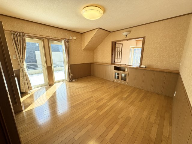 『ゆとりある敷地と重厚感ある佇まい』こだわりの大型2階建(地下付)レジデンスの寝室|バルコニーに面した、木の温もりあふれる快適な洋室。