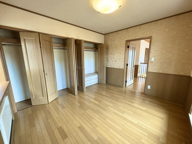 『ゆとりある敷地と重厚感ある佇まい』こだわりの大型2階建(地下付)レジデンスの洋室|たっぷりと収納できるクローゼットを備えた明るい洋室。
