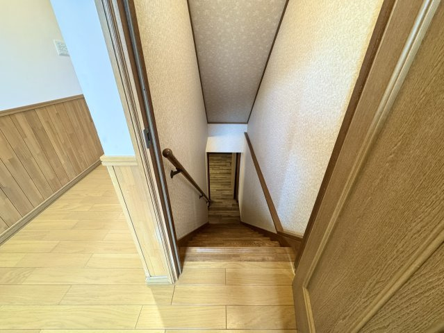 『ゆとりある敷地と重厚感ある佇まい』こだわりの大型2階建(地下付)レジデンスのその他|様々な活用法が広がる地下空間へと続く手すり付きで安心な階段。