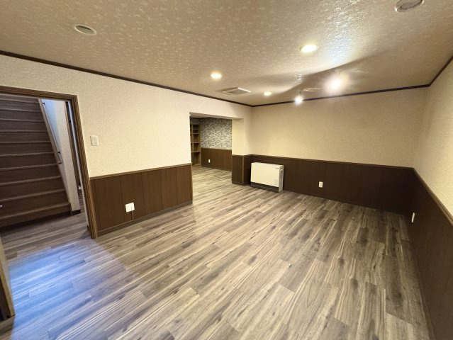 『ゆとりある敷地と重厚感ある佇まい』こだわりの大型2階建(地下付)レジデンスの洋室|多彩な用途に使える、隠れ家のような広々とした地下空間。