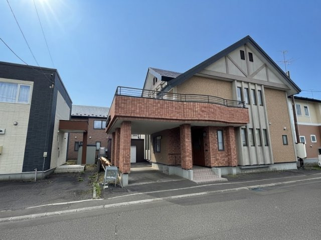 『ゆとりある敷地と重厚感ある佇まい』こだわりの大型2階建(地下付)レジデンスのエントランス|タイル張りと三角屋根が目を引く風格漂う高級感あふれる外観。