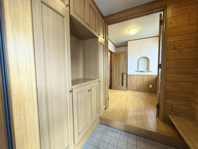 『ゆとりある敷地と重厚感ある佇まい』こだわりの大型2階建(地下付)レジデンスの玄関|豊富な収納を備え、すっきりと片付く温もりあふれる玄関スペース