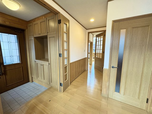 『ゆとりある敷地と重厚感ある佇まい』こだわりの大型2階建(地下付)レジデンスの玄関|ゲストを心地よくお迎えする、洗練された玄関ホール。