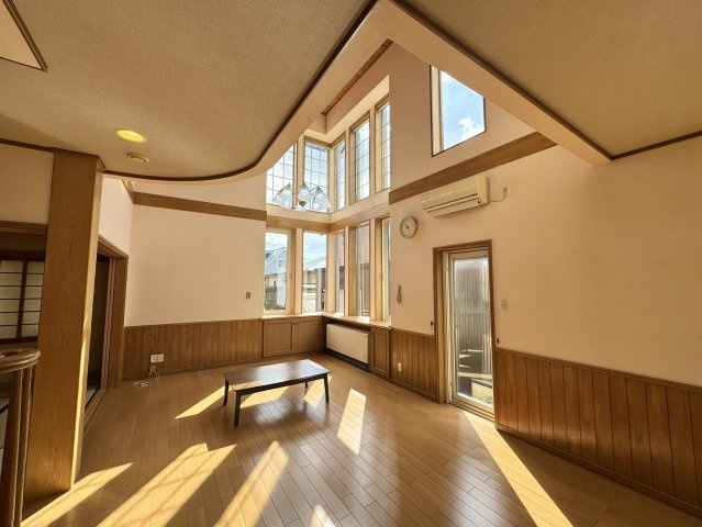 『ゆとりある敷地と重厚感ある佇まい』こだわりの大型2階建(地下付)レジデンスの居間・リビング|吹抜けの大窓から豊かな光が差し込む開放的で心地よい広々としたリビング。