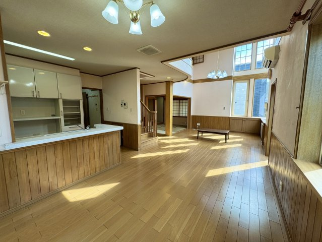 『ゆとりある敷地と重厚感ある佇まい』こだわりの大型2階建(地下付)レジデンスの居間・リビング|開放的な吹抜けと明るい日差しが心地よい、家族団らんを彩る広々としたLDK。