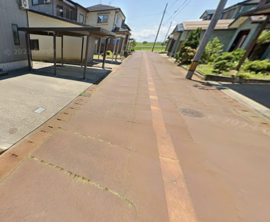 見附市上新田町　土地建物【商談中】の前面道路含む現地写真