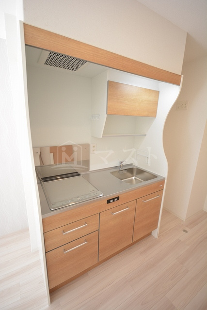 セレニテ日本橋プリエのキッチン|※お部屋によりカラーリングが異なります。