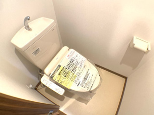 温水洗浄便座付きのトイレです♪
