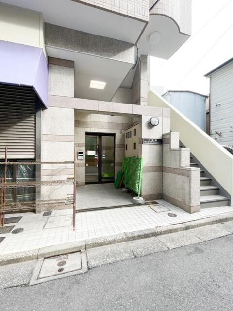 日暮里サンライズマンションのエントランス