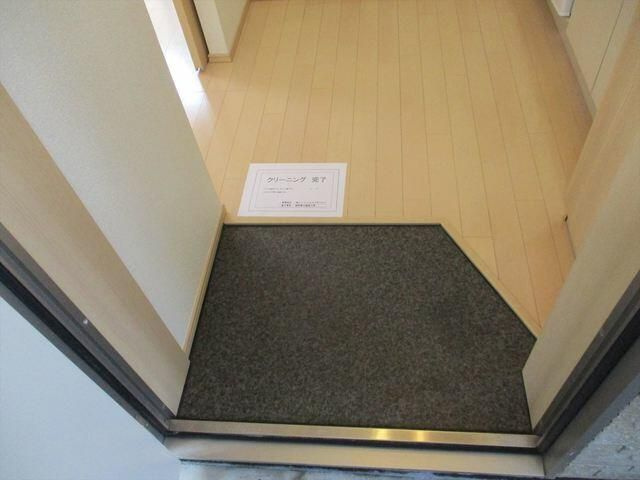 ドミール十条の玄関