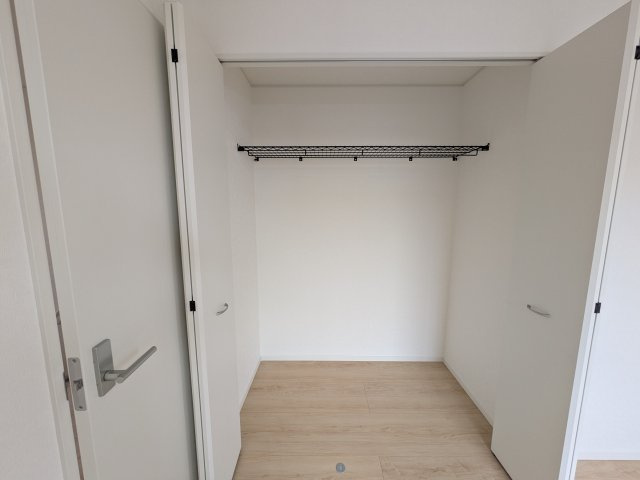 下妻市二本紀　第2　新築戸建て　１号棟の収納|大容量のクローゼットを完備。衣類から季節家電までスッキリ片付き、空間を有効活用できます。
