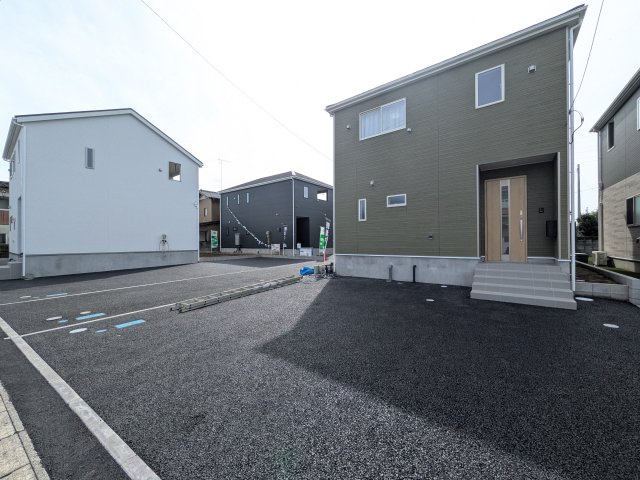 下妻市二本紀　第2　新築戸建て　１号棟の前面道路含む現地写真|写真だけでは伝わらない快適さを、ぜひ現地で体感しませんか？
即日見学可能です！平日のご案内も可能です♪
お気軽にお問合せまたはお電話ください！
0297-86-8370まで【リアライズ不動産】