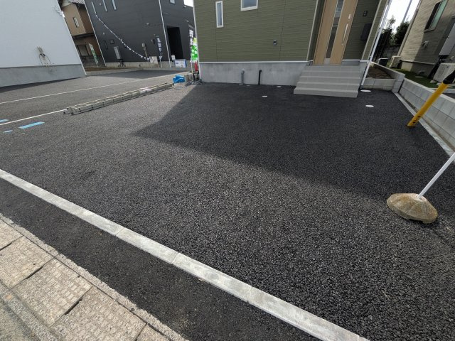 下妻市二本紀　第2　新築戸建て　１号棟の駐車場|駐車3台可能で、出し入れしやすいゆとりのカースペース。
月々の駐車場代が不要な点も大きな魅力です。