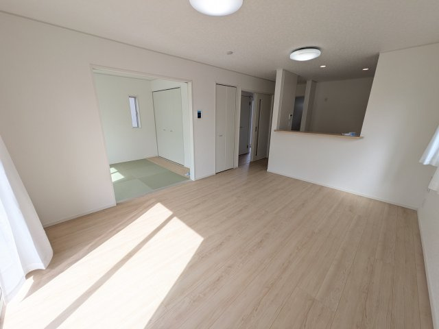 下妻市二本紀　第2　新築戸建て　１号棟の居間・リビング|家族の会話が自然と弾む、広々としたゆとりのLDK。南西向きの窓からたっぷりの光が射し込む明るく快適な空間です。