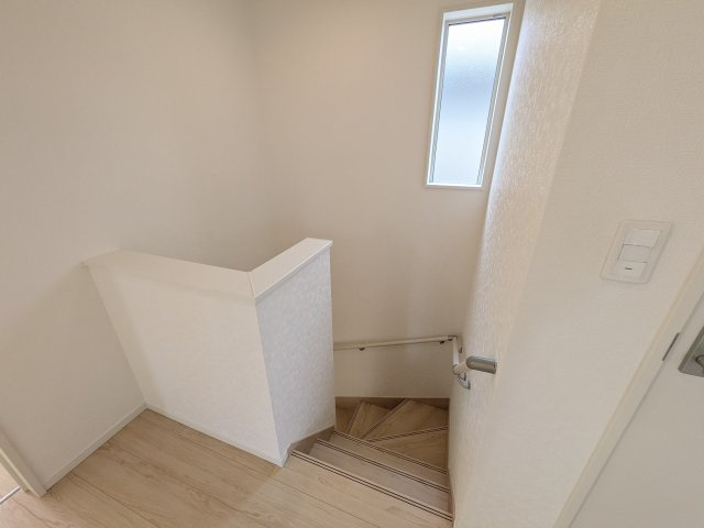 下妻市二本紀　第2　新築戸建て　１号棟の内装|窓付きで明るい階段は、手すり付きでお子様からご年配の方まで安心して上り下りができます♪