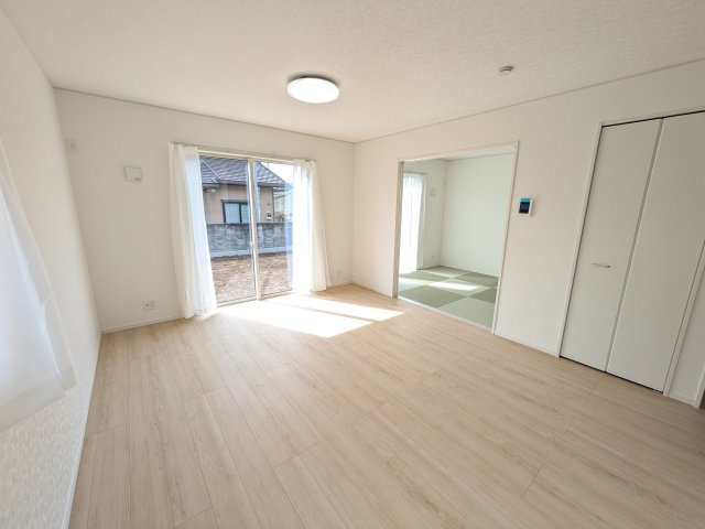 下妻市二本紀　第2　新築戸建て　１号棟の居間・リビング|居心地の良いデザインと機能性を両立。ご友人を招いたり、趣味を楽しんだり、様々なシーンで活躍する団らんの中心地です。