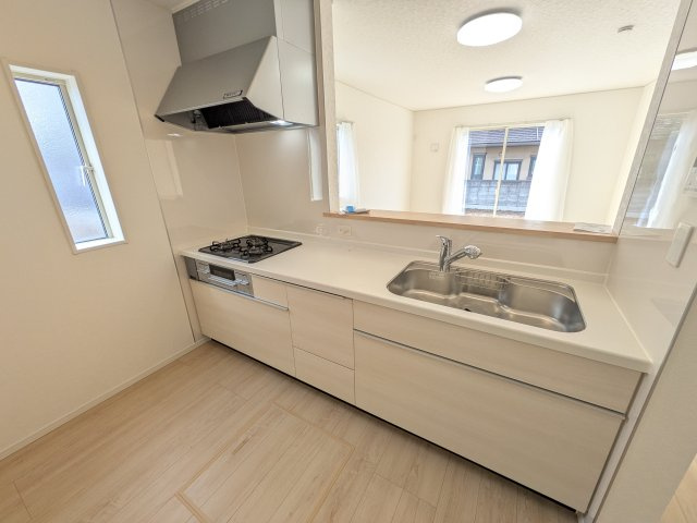 下妻市二本紀　第2　新築戸建て　１号棟のキッチン|対面式カウンターでリビングとの一体感を演出。使いやすい動線と豊富な収納で、毎日の料理時間も快適に過ごせます。
