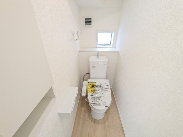 下妻市二本紀　第2　新築戸建て　１号棟のトイレ|少ない水でもパワフルに洗浄する節水設計。清潔さと機能性を両立させた、毎日気持ち良く使えるトイレ空間です。