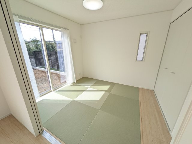 下妻市二本紀　第2　新築戸建て　１号棟の和室|琉球畳の和室は陽当たりも良く、落ち着ける空間です♪
リビングとの続き間になっているので、お子様の遊ぶスペースやお昼寝などにも使えます！
押し入れもあり収納にも困りません♪