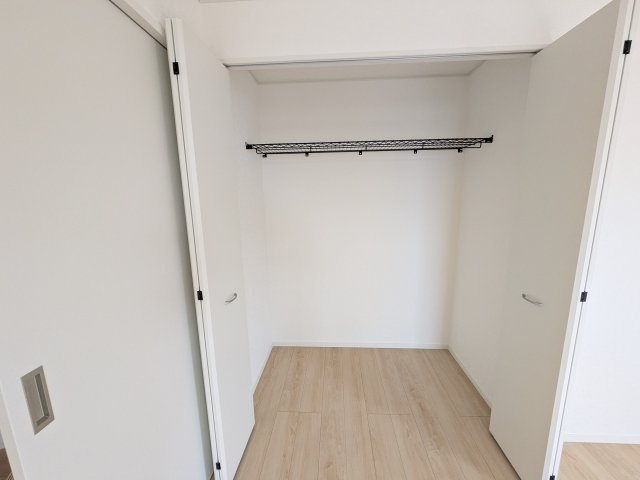 下妻市二本紀　第2　新築戸建て　2号棟の収納|大容量のクローゼットを完備。衣類から季節家電までスッキリ片付き、空間を有効活用できます。