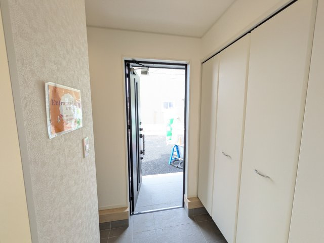 下妻市二本紀　第2　新築戸建て　2号棟の玄関|家族全員の靴がスッキリ片付く大容量シューズボックス完備。お客様を気持ちよく迎えられる、明るく清潔感あふれる玄関です。