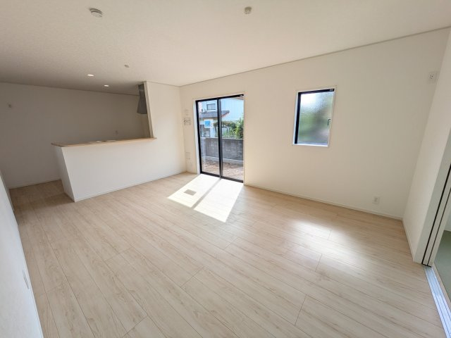 下妻市二本紀　第2　新築戸建て　2号棟の居間・リビング|家族の会話が自然と弾む、広々としたゆとりのLDK。南西向きの窓からたっぷりの光が射し込む明るく快適な空間です。