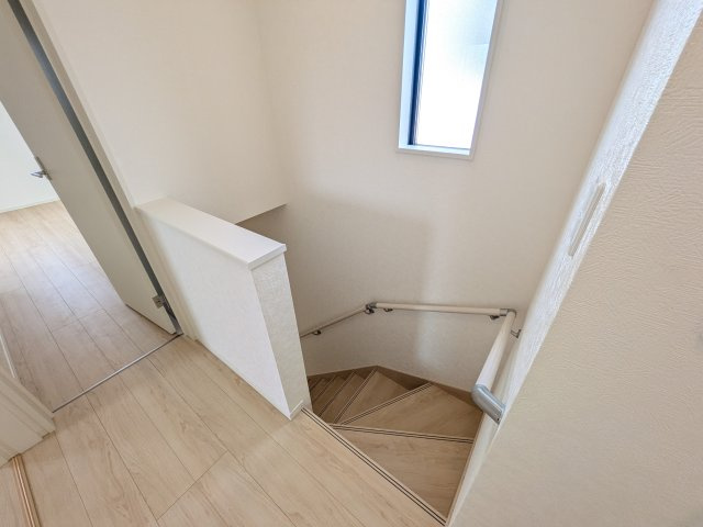 下妻市二本紀　第2　新築戸建て　2号棟の内装|窓付きで明るい階段は、手すり付きでお子様からご年配の方まで安心して上り下りができます♪