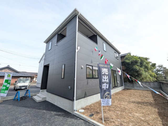 下妻市二本紀　第2　新築戸建て　2号棟の外観|【月々4万円台〜】
写真だけでは伝わらない快適さを、ぜひ現地で体感しませんか？
即日見学可能です！平日のご案内も可能です♪
お気軽にお問合せください！