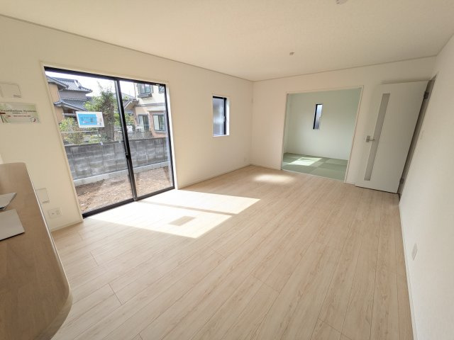 下妻市二本紀　第2　新築戸建て　2号棟の居間・リビング|居心地の良いデザインと機能性を両立。ご友人を招いたり、趣味を楽しんだり、様々なシーンで活躍する団らんの中心地です。