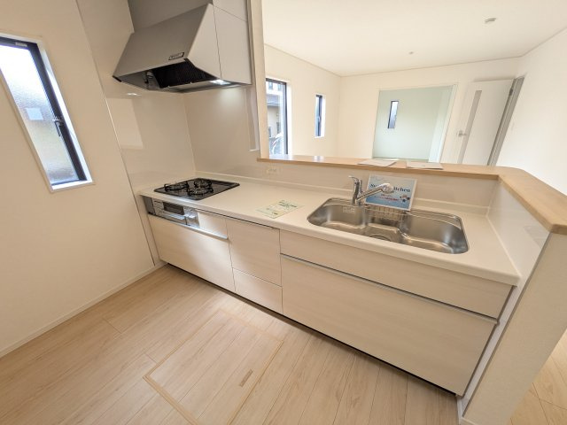 下妻市二本紀　第2　新築戸建て　2号棟のキッチン|対面式カウンターでリビングとの一体感を演出。使いやすい動線と豊富な収納で、毎日の料理時間も快適に過ごせます。
